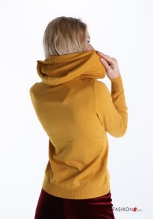 Žlutý svetřík s kapucí